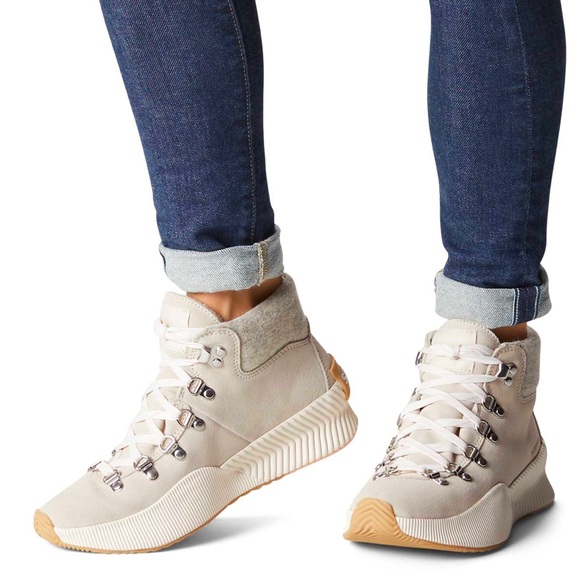 Sorel Boots Out and About III Conquest in Chalk & Sea Salt Sz 11 EUC w/ Box - Picture 1 of 16